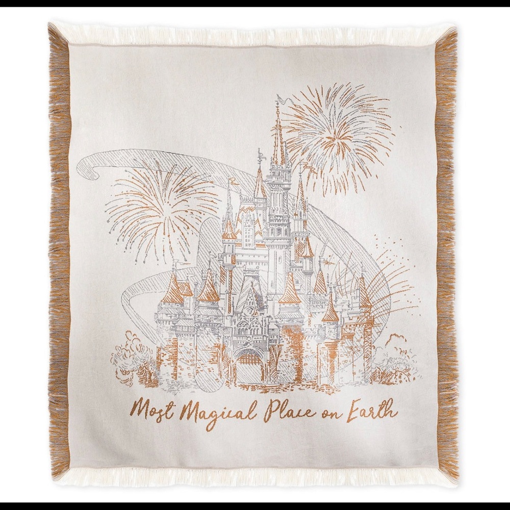 Beautiful Disney throw 💕